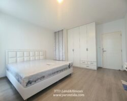 For rent 2-story townhome near Mega Bangna, best location in the area, Indy 2 Bangna-Ramkhamhaeng 2, the front of the house faces north, located on the main road, near the club, can park up to 4 cars, near both the club and the garden. The front has an electric awning. The back has a complete awning. Beautiful house. ready to move in.