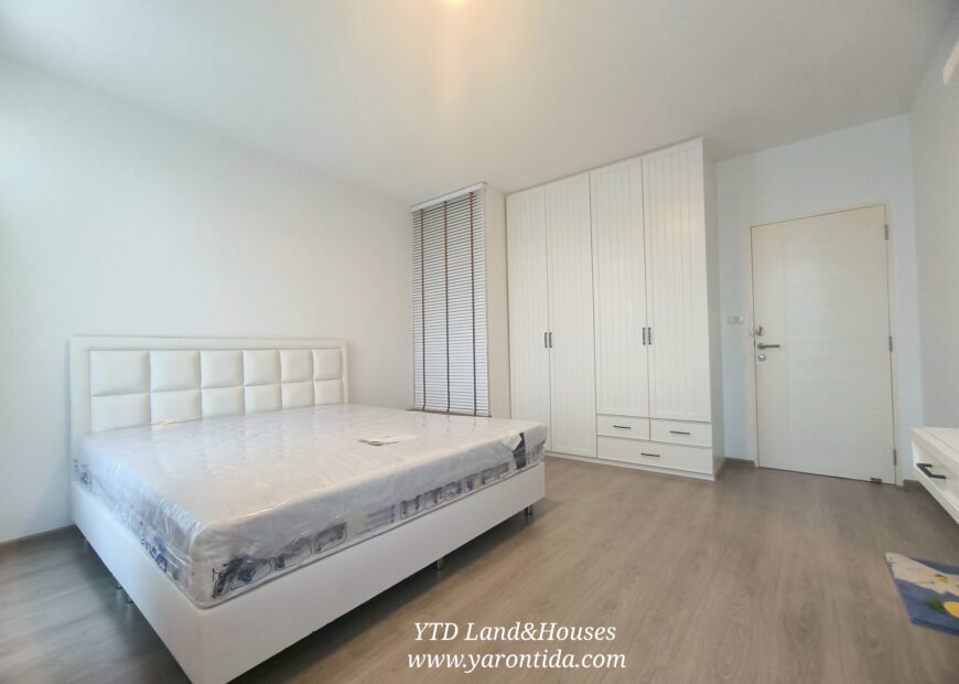 For rent 2-story townhome near Mega Bangna, best location in the area, Indy 2 Bangna-Ramkhamhaeng 2, the front of the house faces north, located on the main road, near the club, can park up to 4 cars, near both the club and the garden. The front has an electric awning. The back has a complete awning. Beautiful house. ready to move in.