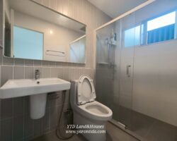 For rent 2-story townhome near Mega Bangna, best location in the area, Indy 2 Bangna-Ramkhamhaeng 2, the front of the house faces north, located on the main road, near the club, can park up to 4 cars, near both the club and the garden. The front has an electric awning. The back has a complete awning. Beautiful house. ready to move in.