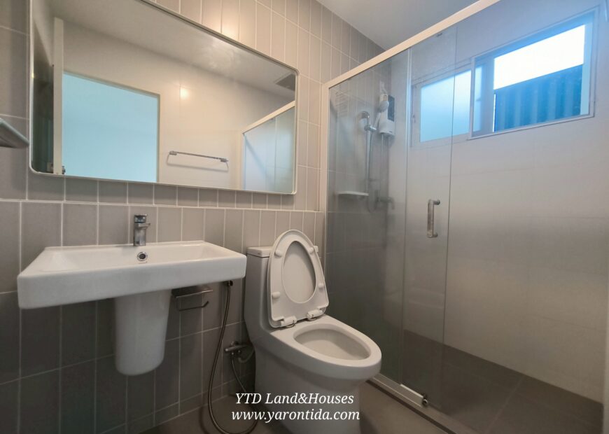 For rent 2-story townhome near Mega Bangna, best location in the area, Indy 2 Bangna-Ramkhamhaeng 2, the front of the house faces north, located on the main road, near the club, can park up to 4 cars, near both the club and the garden. The front has an electric awning. The back has a complete awning. Beautiful house. ready to move in.