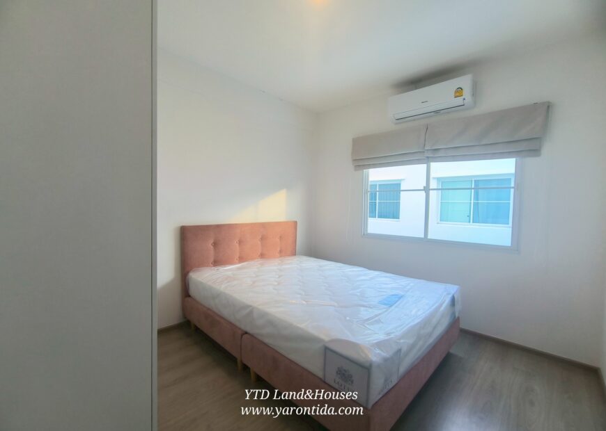 For rent 2-story townhome near Mega Bangna, best location in the area, Indy 2 Bangna-Ramkhamhaeng 2, the front of the house faces north, located on the main road, near the club, can park up to 4 cars, near both the club and the garden. The front has an electric awning. The back has a complete awning. Beautiful house. ready to move in.