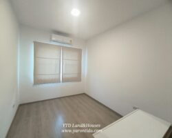 For rent 2-story townhome near Mega Bangna, best location in the area, Indy 2 Bangna-Ramkhamhaeng 2, the front of the house faces north, located on the main road, near the club, can park up to 4 cars, near both the club and the garden. The front has an electric awning. The back has a complete awning. Beautiful house. ready to move in.