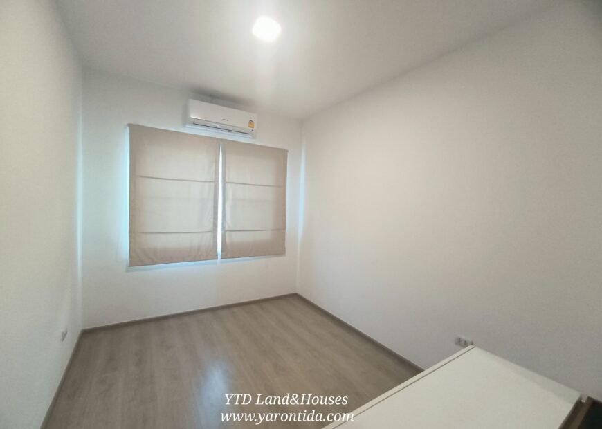 For rent 2-story townhome near Mega Bangna, best location in the area, Indy 2 Bangna-Ramkhamhaeng 2, the front of the house faces north, located on the main road, near the club, can park up to 4 cars, near both the club and the garden. The front has an electric awning. The back has a complete awning. Beautiful house. ready to move in.