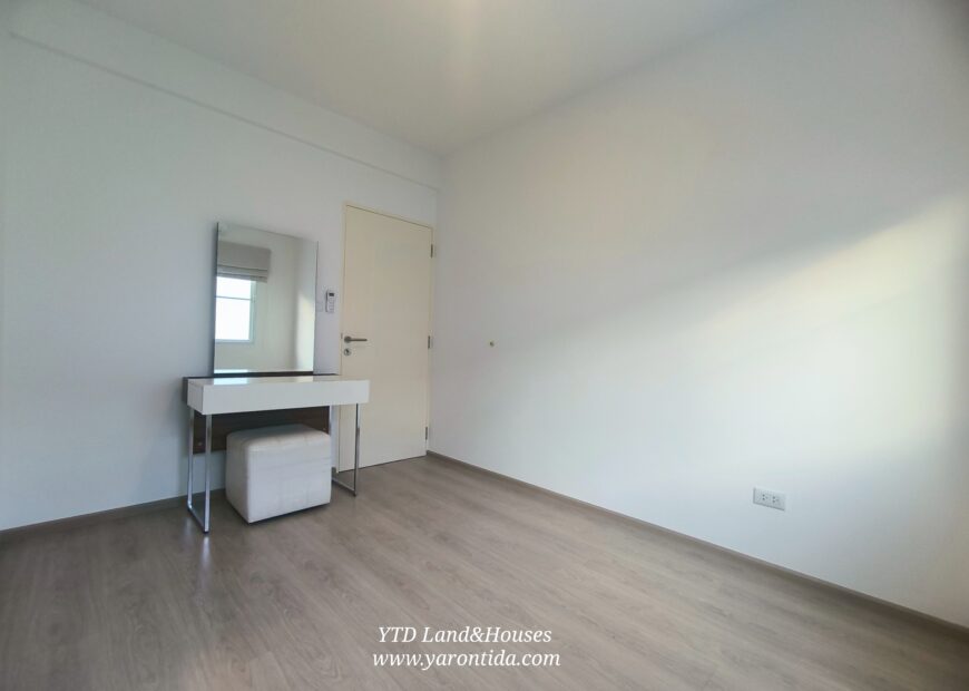 For rent 2-story townhome near Mega Bangna, best location in the area, Indy 2 Bangna-Ramkhamhaeng 2, the front of the house faces north, located on the main road, near the club, can park up to 4 cars, near both the club and the garden. The front has an electric awning. The back has a complete awning. Beautiful house. ready to move in.