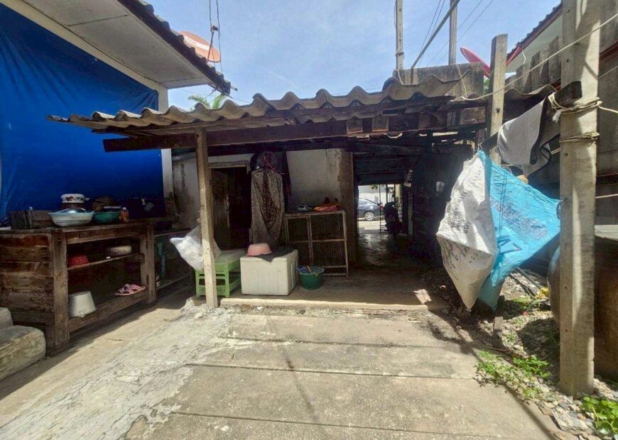 ขาย บ้านชั้นเดียว ย่านซอยชวาล1 ( ใกล้สี่แยก เทพารักษ์ )  สำหรับบุคคลที่ต้องการมองหาการลงทุน (หันหน้าทางทิศตะวันออก) ขนาดที่ดิน  ก x ย = 8 x 27.5 ม.  ราคาขาย 2.7 ลบ.