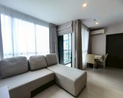 ให้เช่าคอนโด เอลลิโอ เดลเนสท์  ตกแต่งพร้อมเข้าอยู่ ใกล้รถไฟฟ้า บีทีเอส เพียง 750 เมตร , ใกล้ตลาดอุดมสุขเพียง 500 เมตร ,อยู่ชั้น 21 อาคารเอฟ , ห้องนอนใหญ่ วิวสระน้ำ หันทิศใต้ ห้องร่มรื่น ไม่โดนแดดส่อง มี 2 ห้องนอน 2 ห้องน้ำ 1 ห้องนั่งเล่น และ 1 ห้องครัว