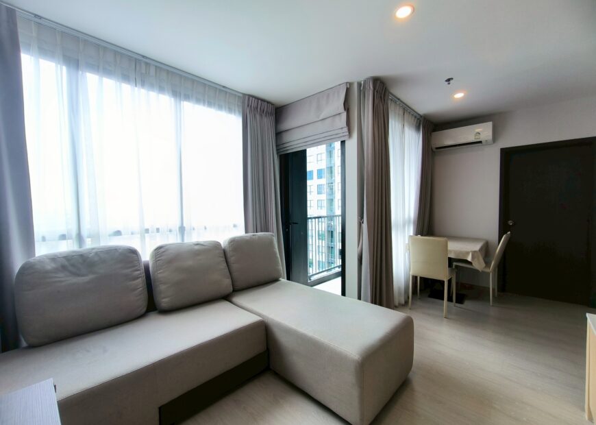 ให้เช่าคอนโด เอลลิโอ เดลเนสท์  ตกแต่งพร้อมเข้าอยู่ ใกล้รถไฟฟ้า บีทีเอส เพียง 750 เมตร , ใกล้ตลาดอุดมสุขเพียง 500 เมตร ,อยู่ชั้น 21 อาคารเอฟ , ห้องนอนใหญ่ วิวสระน้ำ หันทิศใต้ ห้องร่มรื่น ไม่โดนแดดส่อง มี 2 ห้องนอน 2 ห้องน้ำ 1 ห้องนั่งเล่น และ 1 ห้องครัว