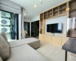 ให้เช่าคอนโด เอลลิโอ เดลเนสท์  ตกแต่งพร้อมเข้าอยู่ ใกล้รถไฟฟ้า บีทีเอส เพียง 750 เมตร , ใกล้ตลาดอุดมสุขเพียง 500 เมตร ,อยู่ชั้น 21 อาคารเอฟ , ห้องนอนใหญ่ วิวสระน้ำ หันทิศใต้ ห้องร่มรื่น ไม่โดนแดดส่อง มี 2 ห้องนอน 2 ห้องน้ำ 1 ห้องนั่งเล่น และ 1 ห้องครัว