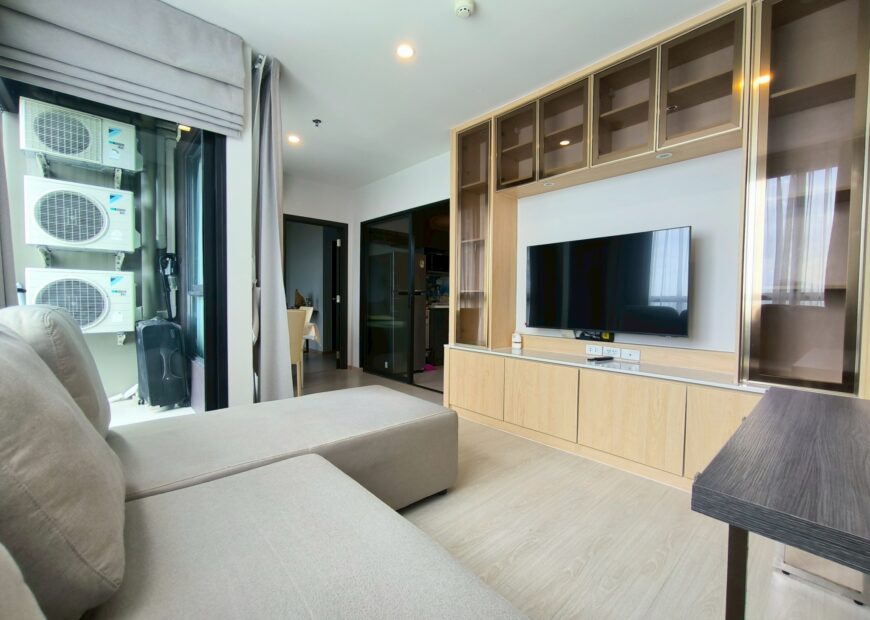 ให้เช่าคอนโด เอลลิโอ เดลเนสท์  ตกแต่งพร้อมเข้าอยู่ ใกล้รถไฟฟ้า บีทีเอส เพียง 750 เมตร , ใกล้ตลาดอุดมสุขเพียง 500 เมตร ,อยู่ชั้น 21 อาคารเอฟ , ห้องนอนใหญ่ วิวสระน้ำ หันทิศใต้ ห้องร่มรื่น ไม่โดนแดดส่อง มี 2 ห้องนอน 2 ห้องน้ำ 1 ห้องนั่งเล่น และ 1 ห้องครัว