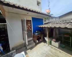 ขาย บ้านชั้นเดียว ย่านซอยชวาล1 ( ใกล้สี่แยก เทพารักษ์ )  สำหรับบุคคลที่ต้องการมองหาการลงทุน (หันหน้าทางทิศตะวันออก) ขนาดที่ดิน  ก x ย = 8 x 27.5 ม.  ราคาขาย 2.7 ลบ.