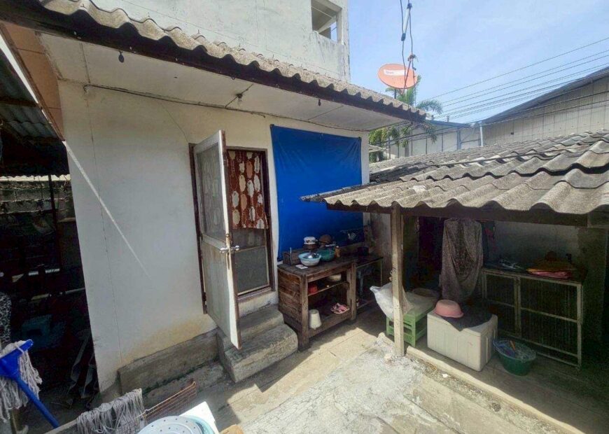 ขาย บ้านชั้นเดียว ย่านซอยชวาล1 ( ใกล้สี่แยก เทพารักษ์ )  สำหรับบุคคลที่ต้องการมองหาการลงทุน (หันหน้าทางทิศตะวันออก) ขนาดที่ดิน  ก x ย = 8 x 27.5 ม.  ราคาขาย 2.7 ลบ.