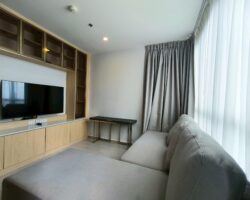 ให้เช่าคอนโด เอลลิโอ เดลเนสท์  ตกแต่งพร้อมเข้าอยู่ ใกล้รถไฟฟ้า บีทีเอส เพียง 750 เมตร , ใกล้ตลาดอุดมสุขเพียง 500 เมตร ,อยู่ชั้น 21 อาคารเอฟ , ห้องนอนใหญ่ วิวสระน้ำ หันทิศใต้ ห้องร่มรื่น ไม่โดนแดดส่อง มี 2 ห้องนอน 2 ห้องน้ำ 1 ห้องนั่งเล่น และ 1 ห้องครัว