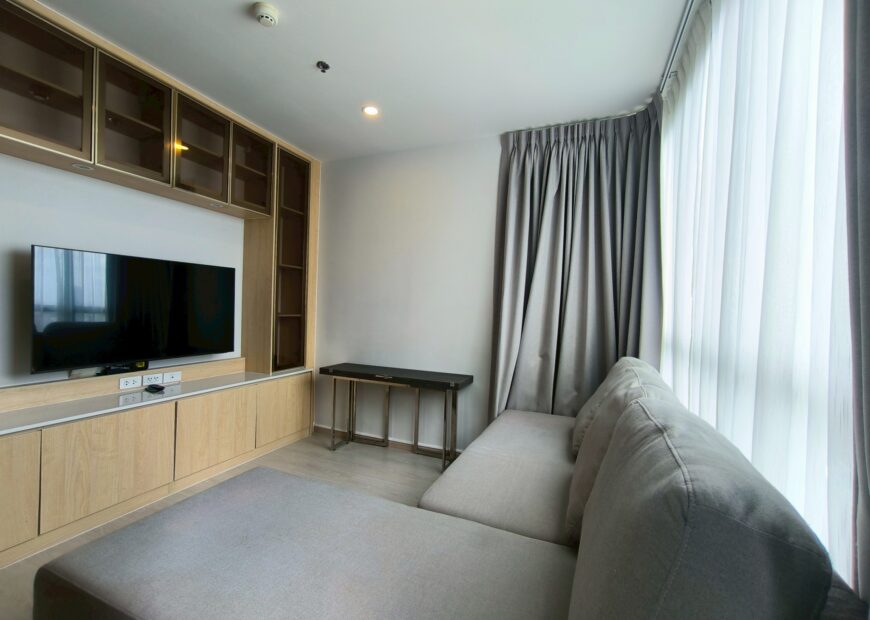 ให้เช่าคอนโด เอลลิโอ เดลเนสท์  ตกแต่งพร้อมเข้าอยู่ ใกล้รถไฟฟ้า บีทีเอส เพียง 750 เมตร , ใกล้ตลาดอุดมสุขเพียง 500 เมตร ,อยู่ชั้น 21 อาคารเอฟ , ห้องนอนใหญ่ วิวสระน้ำ หันทิศใต้ ห้องร่มรื่น ไม่โดนแดดส่อง มี 2 ห้องนอน 2 ห้องน้ำ 1 ห้องนั่งเล่น และ 1 ห้องครัว