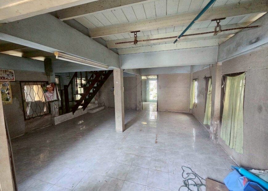 ขาย บ้านชั้นเดียว ย่านซอยชวาล1 ( ใกล้สี่แยก เทพารักษ์ )  สำหรับบุคคลที่ต้องการมองหาการลงทุน (หันหน้าทางทิศตะวันออก) ขนาดที่ดิน  ก x ย = 8 x 27.5 ม.  ราคาขาย 2.7 ลบ.