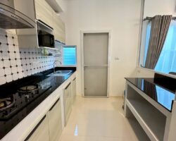 ขาย / ให้เช่า ทาวน์โฮม 2 ชั้น ใกล้เมกา บางนา เพียง  500 เมตร ทำเลดีที่สุดในย่านนี้ โครงการ Indy 4 บางนา กม.7 อยู่โซนด้านหน้าใกล้โรงเรียนนานาชาติคอนคอเดียน  มีกันสาดไฟฟ้าหน้าบ้าน  พร้อมเฟอร์นิเจอร์ครบครัน ทำเลดี เข้าออกได้ทั้งซอยราชวินิต และถนนเลียบทางด่วน