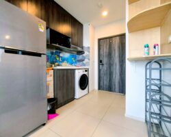 ให้เช่าคอนโด เอลลิโอ เดลเนสท์  ตกแต่งพร้อมเข้าอยู่ ใกล้รถไฟฟ้า บีทีเอส เพียง 750 เมตร , ใกล้ตลาดอุดมสุขเพียง 500 เมตร ,อยู่ชั้น 21 อาคารเอฟ , ห้องนอนใหญ่ วิวสระน้ำ หันทิศใต้ ห้องร่มรื่น ไม่โดนแดดส่อง มี 2 ห้องนอน 2 ห้องน้ำ 1 ห้องนั่งเล่น และ 1 ห้องครัว