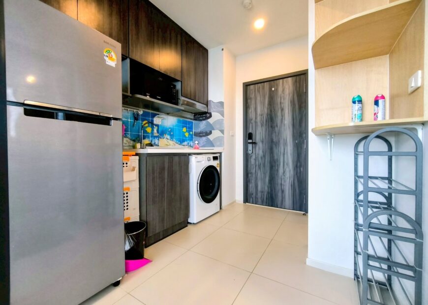 ให้เช่าคอนโด เอลลิโอ เดลเนสท์  ตกแต่งพร้อมเข้าอยู่ ใกล้รถไฟฟ้า บีทีเอส เพียง 750 เมตร , ใกล้ตลาดอุดมสุขเพียง 500 เมตร ,อยู่ชั้น 21 อาคารเอฟ , ห้องนอนใหญ่ วิวสระน้ำ หันทิศใต้ ห้องร่มรื่น ไม่โดนแดดส่อง มี 2 ห้องนอน 2 ห้องน้ำ 1 ห้องนั่งเล่น และ 1 ห้องครัว