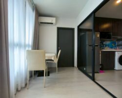 ให้เช่าคอนโด เอลลิโอ เดลเนสท์  ตกแต่งพร้อมเข้าอยู่ ใกล้รถไฟฟ้า บีทีเอส เพียง 750 เมตร , ใกล้ตลาดอุดมสุขเพียง 500 เมตร ,อยู่ชั้น 21 อาคารเอฟ , ห้องนอนใหญ่ วิวสระน้ำ หันทิศใต้ ห้องร่มรื่น ไม่โดนแดดส่อง มี 2 ห้องนอน 2 ห้องน้ำ 1 ห้องนั่งเล่น และ 1 ห้องครัว