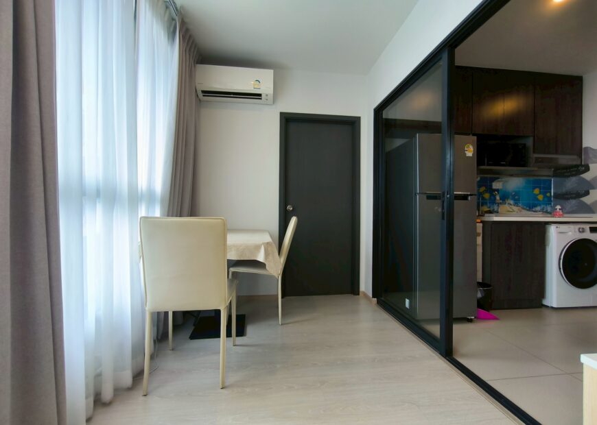 ให้เช่าคอนโด เอลลิโอ เดลเนสท์  ตกแต่งพร้อมเข้าอยู่ ใกล้รถไฟฟ้า บีทีเอส เพียง 750 เมตร , ใกล้ตลาดอุดมสุขเพียง 500 เมตร ,อยู่ชั้น 21 อาคารเอฟ , ห้องนอนใหญ่ วิวสระน้ำ หันทิศใต้ ห้องร่มรื่น ไม่โดนแดดส่อง มี 2 ห้องนอน 2 ห้องน้ำ 1 ห้องนั่งเล่น และ 1 ห้องครัว