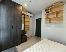 ให้เช่าคอนโด เอลลิโอ เดลเนสท์  ตกแต่งพร้อมเข้าอยู่ ใกล้รถไฟฟ้า บีทีเอส เพียง 750 เมตร , ใกล้ตลาดอุดมสุขเพียง 500 เมตร ,อยู่ชั้น 21 อาคารเอฟ , ห้องนอนใหญ่ วิวสระน้ำ หันทิศใต้ ห้องร่มรื่น ไม่โดนแดดส่อง มี 2 ห้องนอน 2 ห้องน้ำ 1 ห้องนั่งเล่น และ 1 ห้องครัว