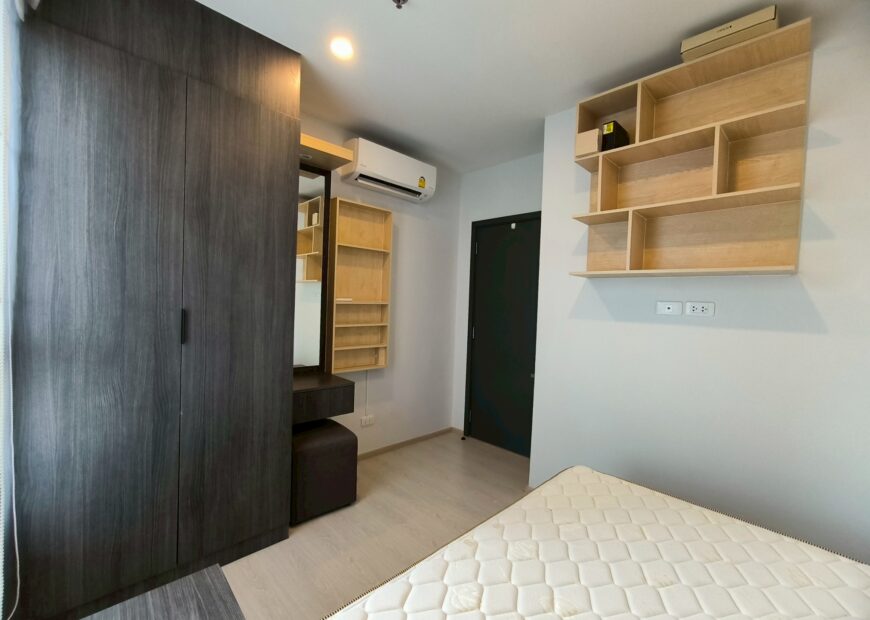 ให้เช่าคอนโด เอลลิโอ เดลเนสท์  ตกแต่งพร้อมเข้าอยู่ ใกล้รถไฟฟ้า บีทีเอส เพียง 750 เมตร , ใกล้ตลาดอุดมสุขเพียง 500 เมตร ,อยู่ชั้น 21 อาคารเอฟ , ห้องนอนใหญ่ วิวสระน้ำ หันทิศใต้ ห้องร่มรื่น ไม่โดนแดดส่อง มี 2 ห้องนอน 2 ห้องน้ำ 1 ห้องนั่งเล่น และ 1 ห้องครัว