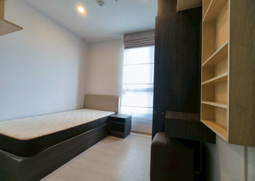 ให้เช่าคอนโด เอลลิโอ เดลเนสท์  ตกแต่งพร้อมเข้าอยู่ ใกล้รถไฟฟ้า บีทีเอส เพียง 750 เมตร , ใกล้ตลาดอุดมสุขเพียง 500 เมตร ,อยู่ชั้น 21 อาคารเอฟ , ห้องนอนใหญ่ วิวสระน้ำ หันทิศใต้ ห้องร่มรื่น ไม่โดนแดดส่อง มี 2 ห้องนอน 2 ห้องน้ำ 1 ห้องนั่งเล่น และ 1 ห้องครัว