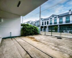 ขาย / ให้เช่า ทาวน์โฮม 2 ชั้น โครงการวิลลาจจิโอ 3 ศรีนครินทร์-บางนา เข้าออกได้หลายเส้นทาง ทั้งบางนา-ตราด กม.5 , ศรีนครินทร์ (หนามแดง) , เทพารักษ์ เดินทางไปเมกาบางนาเพียงไม่กี่นาที (เลียบทางด่วน) บ้านแปลงมุม มีชั้นลอยในห้องนอนใหญ่ Built ครัว และบริเวณที่วางทีวีเรียบร้อย