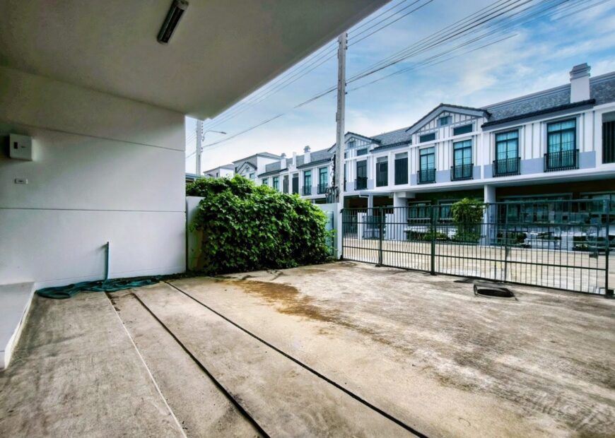 ขาย / ให้เช่า ทาวน์โฮม 2 ชั้น โครงการวิลลาจจิโอ 3 ศรีนครินทร์-บางนา เข้าออกได้หลายเส้นทาง ทั้งบางนา-ตราด กม.5 , ศรีนครินทร์ (หนามแดง) , เทพารักษ์ เดินทางไปเมกาบางนาเพียงไม่กี่นาที (เลียบทางด่วน) บ้านแปลงมุม มีชั้นลอยในห้องนอนใหญ่ Built ครัว และบริเวณที่วางทีวีเรียบร้อย