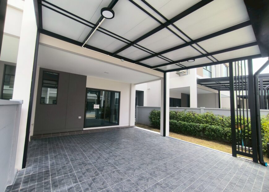 For rent: 2-story townhome in the Pleno Sukhumvit-Bangna 3 The front of the house is 6.65 meters wide, can park 2 cars, and also has a garden corner for planting trees. The location is near Mega Bangna and can travel via many routes, including Bangna-Trad and Buanakarin Road, Nam Daeng, Theparak. The front has a carport roof, the back has a roof extension and a kitchen is complete. Beautiful house, ready to move in.