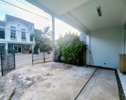 For rent: 2-story townhome near Mega Bangna, best location in the area, Indy 2 Bangna-Ramkhamhaeng 2, the front of the house faces south, the back of the house has an awning and artificial grass, beautiful house, clean, fully furnished, ready to move in.