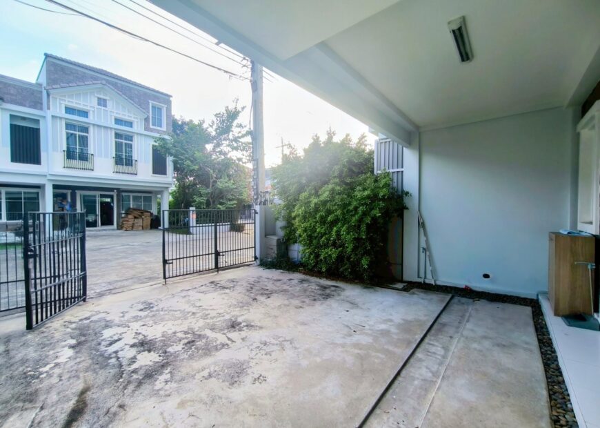 For rent: 2-story townhome near Mega Bangna, best location in the area, Indy 2 Bangna-Ramkhamhaeng 2, the front of the house faces south, the back of the house has an awning and artificial grass, beautiful house, clean, fully furnished, ready to move in.