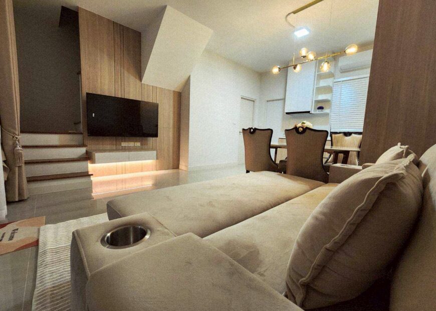 For rent: 2-story townhome in the Pleno Sukhumvit-Bangna 2, Good location, just 3 minutes from Mega Bangna. Fully furnished, with an awning in front of the house. Flooring and a roof for the awning at the back of the house. ready to move in.