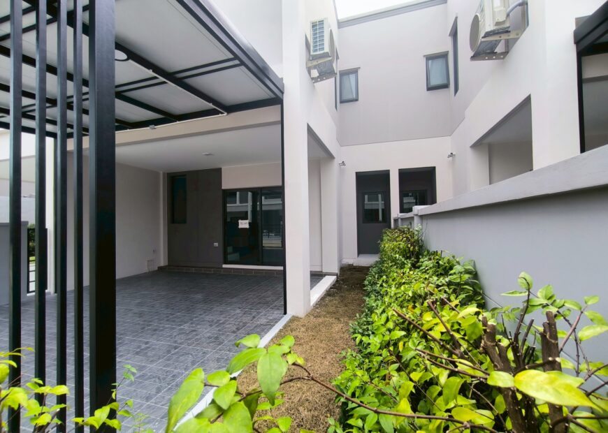 For rent: 2-story townhome in the Pleno Sukhumvit-Bangna 3 The front of the house is 6.65 meters wide, can park 2 cars, and also has a garden corner for planting trees. The location is near Mega Bangna and can travel via many routes, including Bangna-Trad and Buanakarin Road, Nam Daeng, Theparak. The front has a carport roof, the back has a roof extension and a kitchen is complete. Beautiful house, ready to move in.