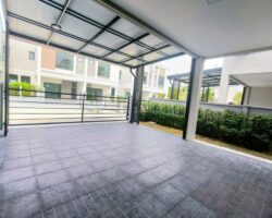 For rent: 2-story townhome in the Pleno Sukhumvit-Bangna 3 The front of the house is 6.65 meters wide, can park 2 cars, and also has a garden corner for planting trees. The location is near Mega Bangna and can travel via many routes, including Bangna-Trad and Buanakarin Road, Nam Daeng, Theparak. The front has a carport roof, the back has a roof extension and a kitchen is complete. Beautiful house, ready to move in.
