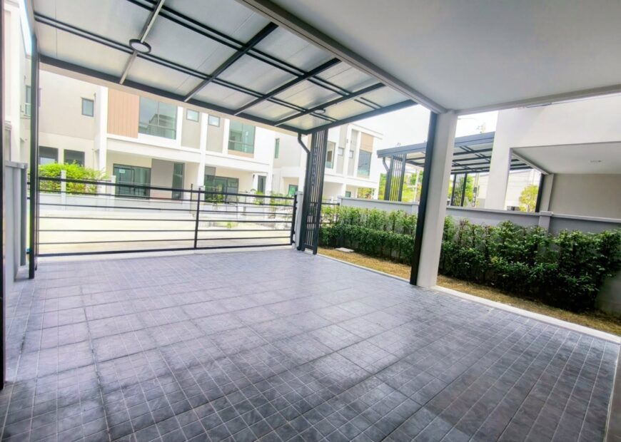 For rent: 2-story townhome in the Pleno Sukhumvit-Bangna 3 The front of the house is 6.65 meters wide, can park 2 cars, and also has a garden corner for planting trees. The location is near Mega Bangna and can travel via many routes, including Bangna-Trad and Buanakarin Road, Nam Daeng, Theparak. The front has a carport roof, the back has a roof extension and a kitchen is complete. Beautiful house, ready to move in.