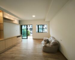 ขาย / ให้เช่า ทาวน์โฮม 2 ชั้น โครงการวิลลาจจิโอ 3 ศรีนครินทร์-บางนา เข้าออกได้หลายเส้นทาง ทั้งบางนา-ตราด กม.5 , ศรีนครินทร์ (หนามแดง) , เทพารักษ์ เดินทางไปเมกาบางนาเพียงไม่กี่นาที (เลียบทางด่วน) บ้านแปลงมุม มีชั้นลอยในห้องนอนใหญ่ Built ครัว และบริเวณที่วางทีวีเรียบร้อย