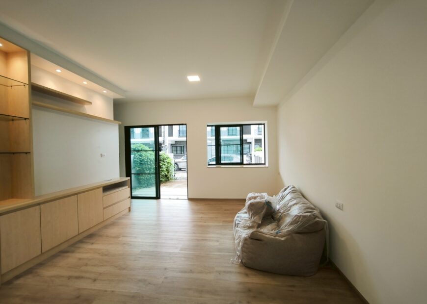 ขาย / ให้เช่า ทาวน์โฮม 2 ชั้น โครงการวิลลาจจิโอ 3 ศรีนครินทร์-บางนา เข้าออกได้หลายเส้นทาง ทั้งบางนา-ตราด กม.5 , ศรีนครินทร์ (หนามแดง) , เทพารักษ์ เดินทางไปเมกาบางนาเพียงไม่กี่นาที (เลียบทางด่วน) บ้านแปลงมุม มีชั้นลอยในห้องนอนใหญ่ Built ครัว และบริเวณที่วางทีวีเรียบร้อย