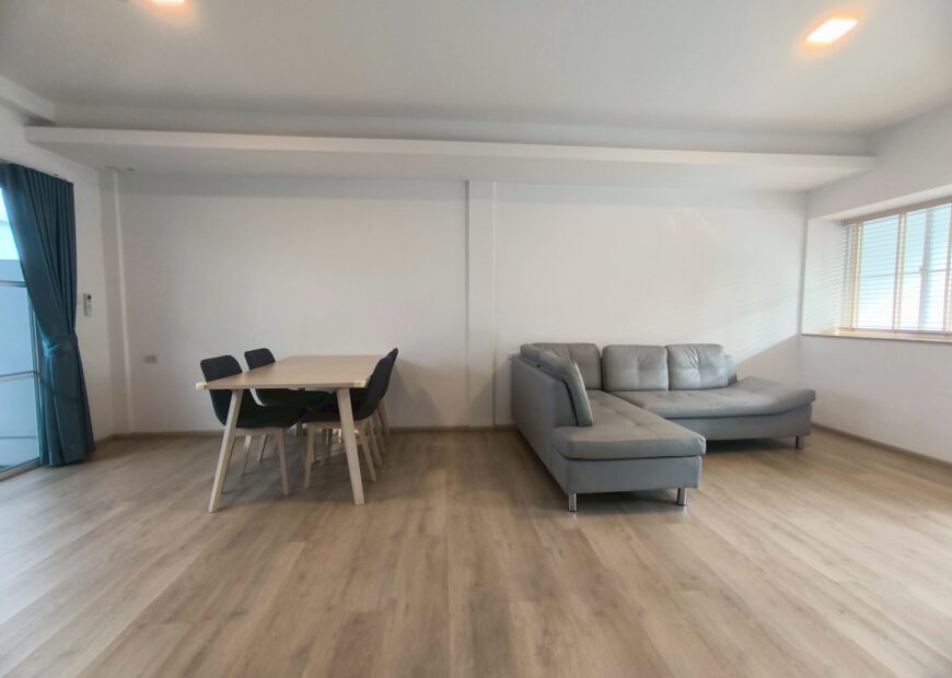 For rent: 2-story townhome near Mega Bangna, best location in the area, Indy 2 Bangna-Ramkhamhaeng 2, the front of the house faces south, the back of the house has an awning and artificial grass, beautiful house, clean, fully furnished, ready to move in.