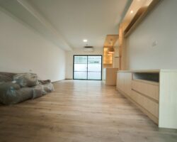 ขาย / ให้เช่า ทาวน์โฮม 2 ชั้น โครงการวิลลาจจิโอ 3 ศรีนครินทร์-บางนา เข้าออกได้หลายเส้นทาง ทั้งบางนา-ตราด กม.5 , ศรีนครินทร์ (หนามแดง) , เทพารักษ์ เดินทางไปเมกาบางนาเพียงไม่กี่นาที (เลียบทางด่วน) บ้านแปลงมุม มีชั้นลอยในห้องนอนใหญ่ Built ครัว และบริเวณที่วางทีวีเรียบร้อย