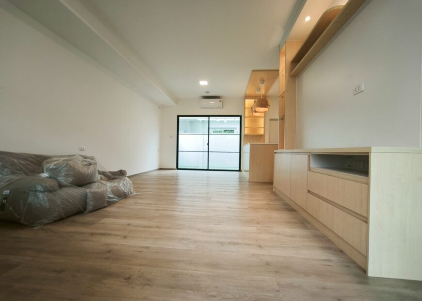 ขาย / ให้เช่า ทาวน์โฮม 2 ชั้น โครงการวิลลาจจิโอ 3 ศรีนครินทร์-บางนา เข้าออกได้หลายเส้นทาง ทั้งบางนา-ตราด กม.5 , ศรีนครินทร์ (หนามแดง) , เทพารักษ์ เดินทางไปเมกาบางนาเพียงไม่กี่นาที (เลียบทางด่วน) บ้านแปลงมุม มีชั้นลอยในห้องนอนใหญ่ Built ครัว และบริเวณที่วางทีวีเรียบร้อย