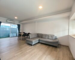 For rent: 2-story townhome near Mega Bangna, best location in the area, Indy 2 Bangna-Ramkhamhaeng 2, the front of the house faces south, the back of the house has an awning and artificial grass, beautiful house, clean, fully furnished, ready to move in.