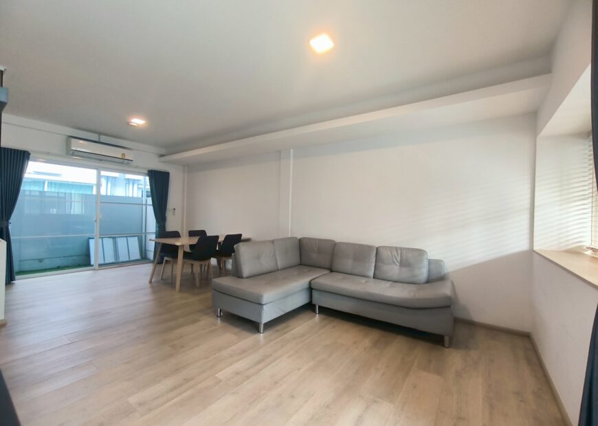 For rent: 2-story townhome near Mega Bangna, best location in the area, Indy 2 Bangna-Ramkhamhaeng 2, the front of the house faces south, the back of the house has an awning and artificial grass, beautiful house, clean, fully furnished, ready to move in.