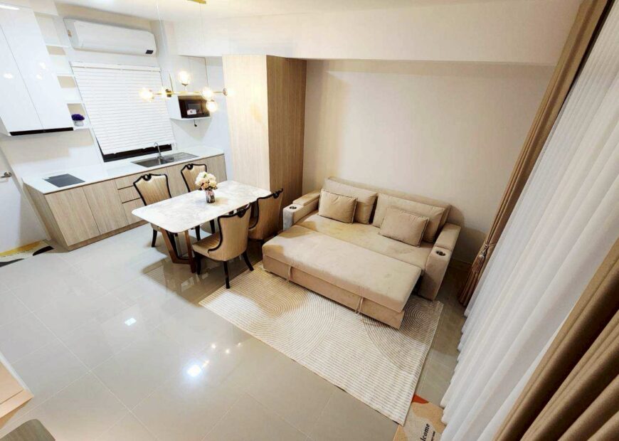 For rent: 2-story townhome in the Pleno Sukhumvit-Bangna 2, Good location, just 3 minutes from Mega Bangna. Fully furnished, with an awning in front of the house. Flooring and a roof for the awning at the back of the house. ready to move in.