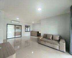 For rent: 2-story townhome in the Pleno Sukhumvit-Bangna 3 The front of the house is 6.65 meters wide, can park 2 cars, and also has a garden corner for planting trees. The location is near Mega Bangna and can travel via many routes, including Bangna-Trad and Buanakarin Road, Nam Daeng, Theparak. The front has a carport roof, the back has a roof extension and a kitchen is complete. Beautiful house, ready to move in.