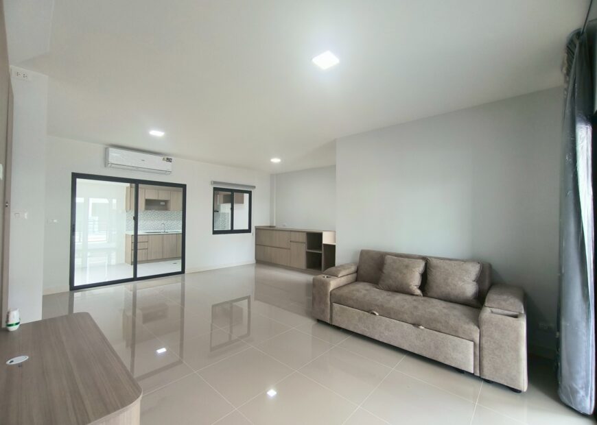 For rent: 2-story townhome in the Pleno Sukhumvit-Bangna 3 The front of the house is 6.65 meters wide, can park 2 cars, and also has a garden corner for planting trees. The location is near Mega Bangna and can travel via many routes, including Bangna-Trad and Buanakarin Road, Nam Daeng, Theparak. The front has a carport roof, the back has a roof extension and a kitchen is complete. Beautiful house, ready to move in.