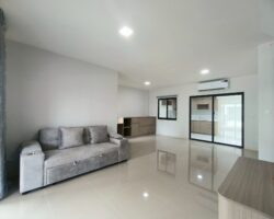 For rent: 2-story townhome in the Pleno Sukhumvit-Bangna 3 The front of the house is 6.65 meters wide, can park 2 cars, and also has a garden corner for planting trees. The location is near Mega Bangna and can travel via many routes, including Bangna-Trad and Buanakarin Road, Nam Daeng, Theparak. The front has a carport roof, the back has a roof extension and a kitchen is complete. Beautiful house, ready to move in.