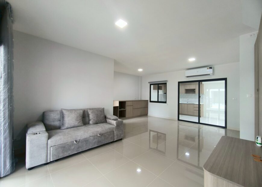 For rent: 2-story townhome in the Pleno Sukhumvit-Bangna 3 The front of the house is 6.65 meters wide, can park 2 cars, and also has a garden corner for planting trees. The location is near Mega Bangna and can travel via many routes, including Bangna-Trad and Buanakarin Road, Nam Daeng, Theparak. The front has a carport roof, the back has a roof extension and a kitchen is complete. Beautiful house, ready to move in.