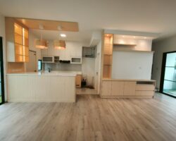 ขาย / ให้เช่า ทาวน์โฮม 2 ชั้น โครงการวิลลาจจิโอ 3 ศรีนครินทร์-บางนา เข้าออกได้หลายเส้นทาง ทั้งบางนา-ตราด กม.5 , ศรีนครินทร์ (หนามแดง) , เทพารักษ์ เดินทางไปเมกาบางนาเพียงไม่กี่นาที (เลียบทางด่วน) บ้านแปลงมุม มีชั้นลอยในห้องนอนใหญ่ Built ครัว และบริเวณที่วางทีวีเรียบร้อย