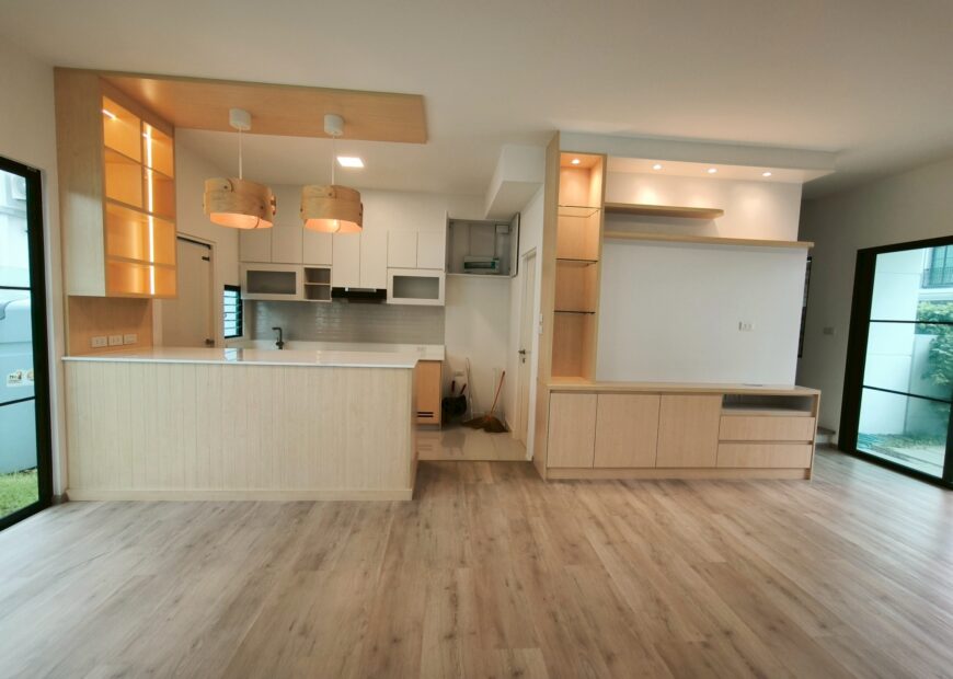 ขาย / ให้เช่า ทาวน์โฮม 2 ชั้น โครงการวิลลาจจิโอ 3 ศรีนครินทร์-บางนา เข้าออกได้หลายเส้นทาง ทั้งบางนา-ตราด กม.5 , ศรีนครินทร์ (หนามแดง) , เทพารักษ์ เดินทางไปเมกาบางนาเพียงไม่กี่นาที (เลียบทางด่วน) บ้านแปลงมุม มีชั้นลอยในห้องนอนใหญ่ Built ครัว และบริเวณที่วางทีวีเรียบร้อย