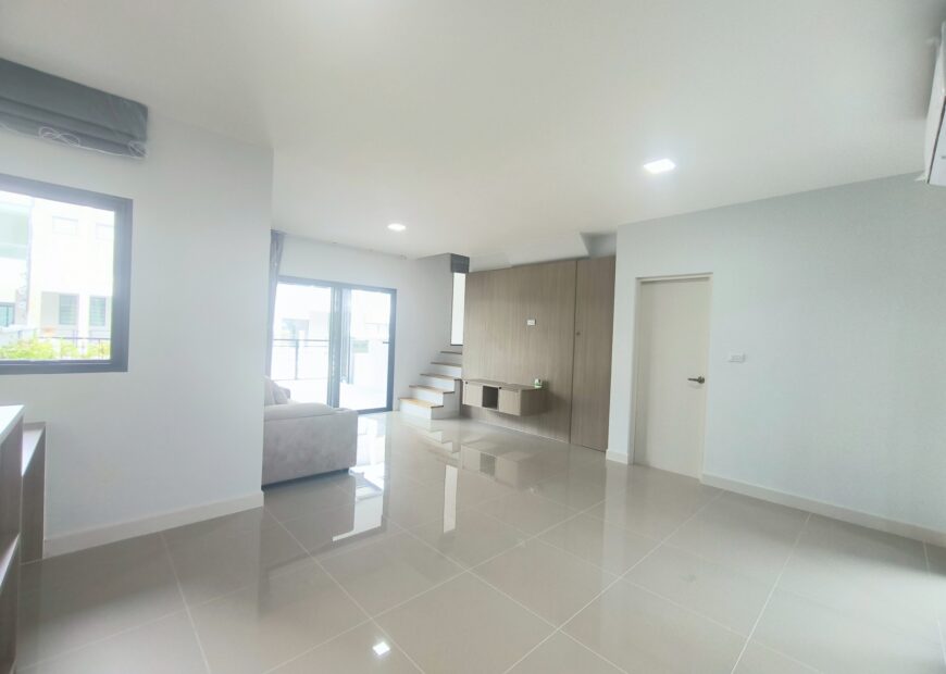 For rent: 2-story townhome in the Pleno Sukhumvit-Bangna 3 The front of the house is 6.65 meters wide, can park 2 cars, and also has a garden corner for planting trees. The location is near Mega Bangna and can travel via many routes, including Bangna-Trad and Buanakarin Road, Nam Daeng, Theparak. The front has a carport roof, the back has a roof extension and a kitchen is complete. Beautiful house, ready to move in.